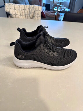 Skechers Summits - Cooler Black & White Sneakers US 9 - only worn once